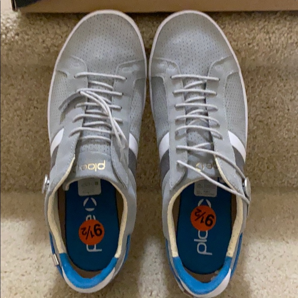 Amazing Plae Sneakers. Size 8 (91/2 women).